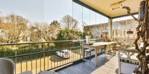 Fabricantes / Instaladores de Puertas y Ventanas de Aluminio / PVC en Girona · Cortinas de Cristal a Medida