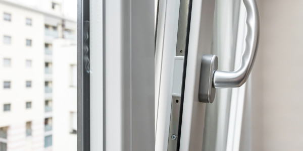 Fabricantes / Instaladores de Puertas y Ventanas de Aluminio / PVC en Girona · Oscilobatientes - Abatibles