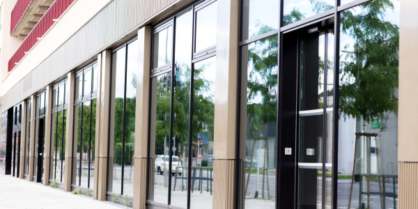 Puertas y Ventanas de Aluminio / PVC a medida Camprodon · Raíl Empotrable Adaptado al Paso de Minusválidos