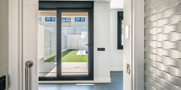 Puertas y Ventanas de Aluminio / PVC a medida Camprodon · Sistema Antilevantamiento
